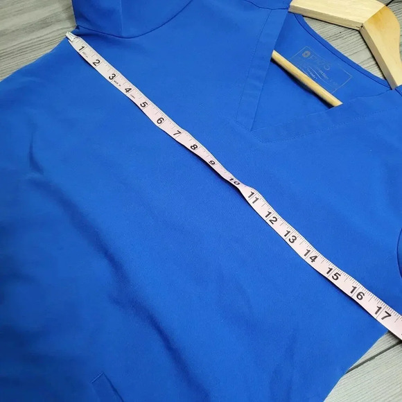 FIGS Technical Collection Blue Casma Three-Pocket Scrub Top Style FW1100 Women's - Picture 7 of 8